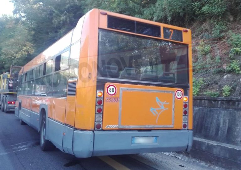 Raccordo Salerno-Avellino paralizzato dal traffico: bus in avaria