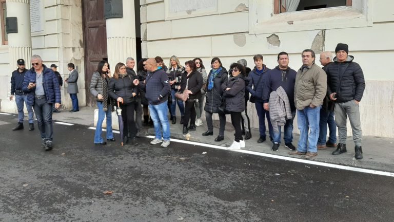 Salerno, protesta dei dipendenti di Corisa2 davanti alla Provincia