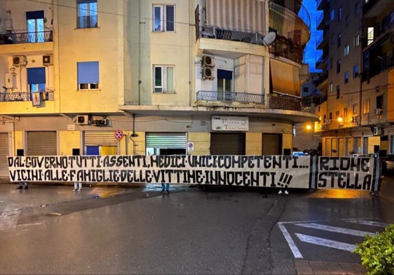 A Battipaglia compare uno striscione contro il Governo. È polemica