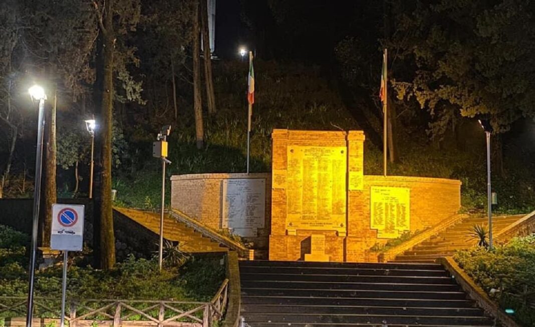 Mercato San Severino: il monumento ai caduti si illumina di giallo