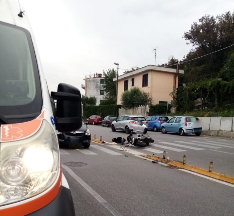 Fratte, scontro tra auto e moto: centauro in ospedale